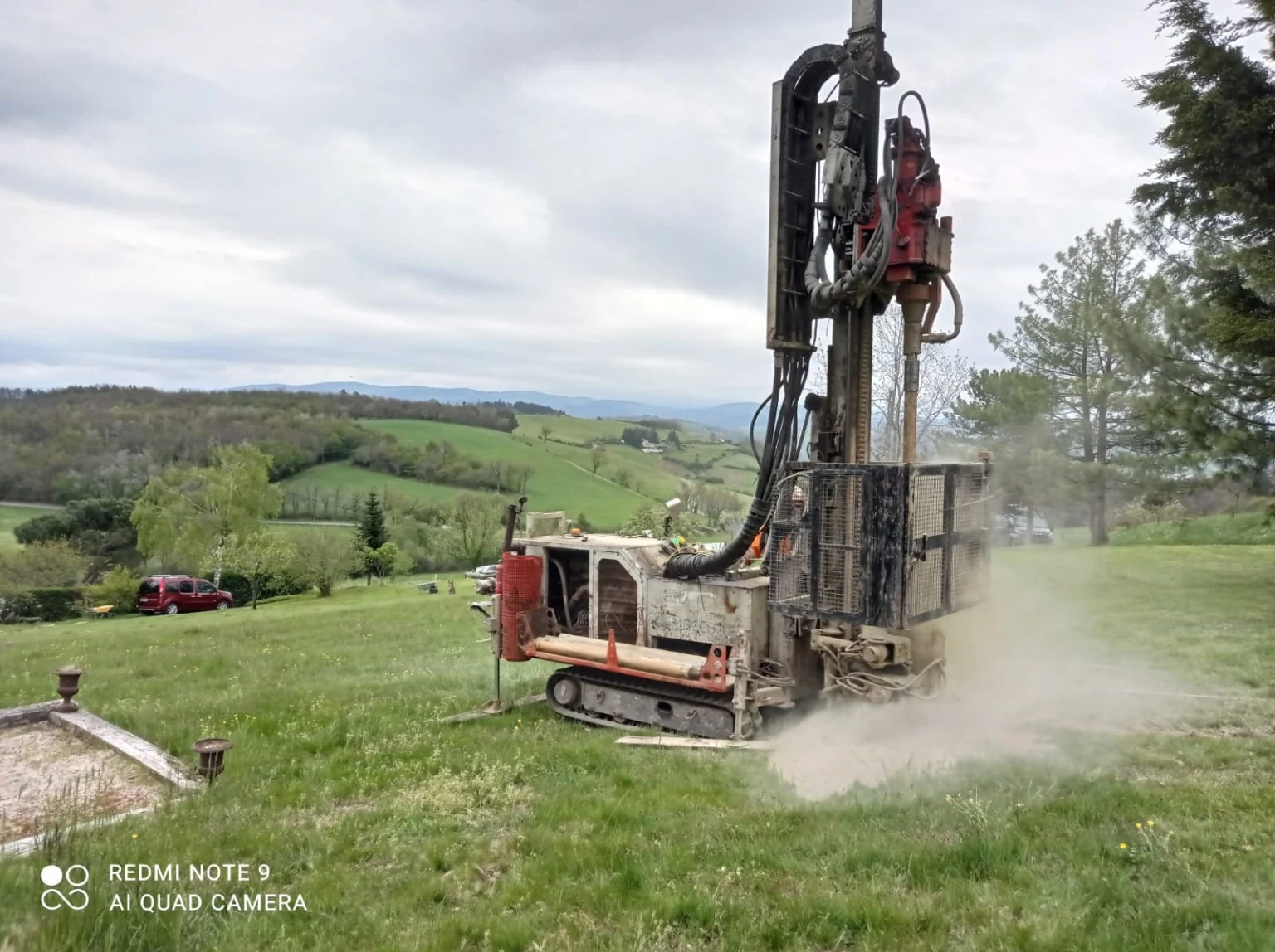 Foreuse en intervention sur un terrain vallonné