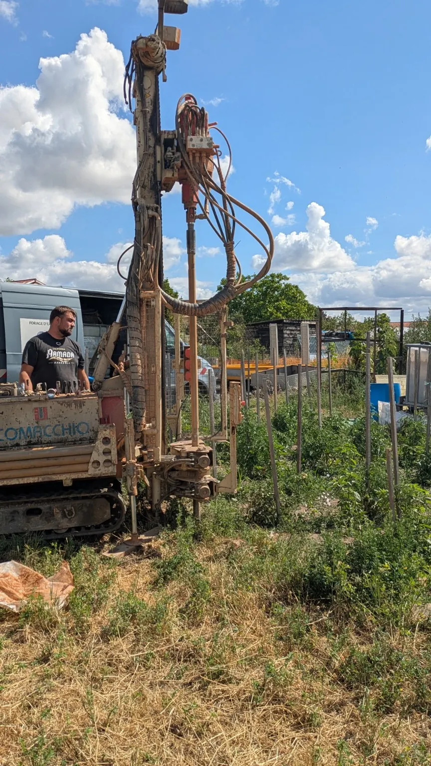 Machine de forage sur le terrain